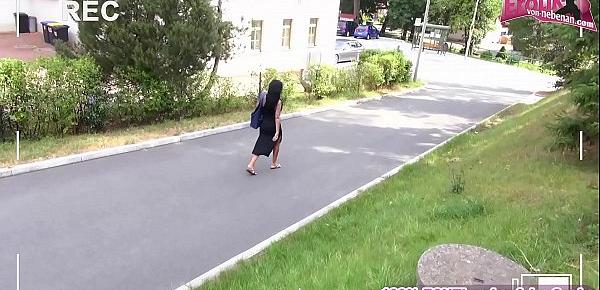 Voyeur verfolgt deutsche Milf bis nachhause und fickt sie mit Creampie und sie bekommt Orgasmus